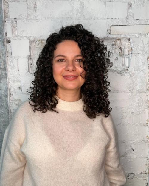 Как могут выглядеть кудри до и после правильной стрижки и ухода смотрите наглядный пример в карусели. 03