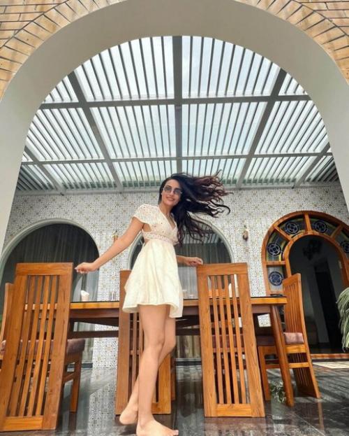 Соседская девушка сурбхи джиоти вибрирует в белых платьях. 03 Соседская девушка сурбхи джиоти вибрирует в белых платьях. 03