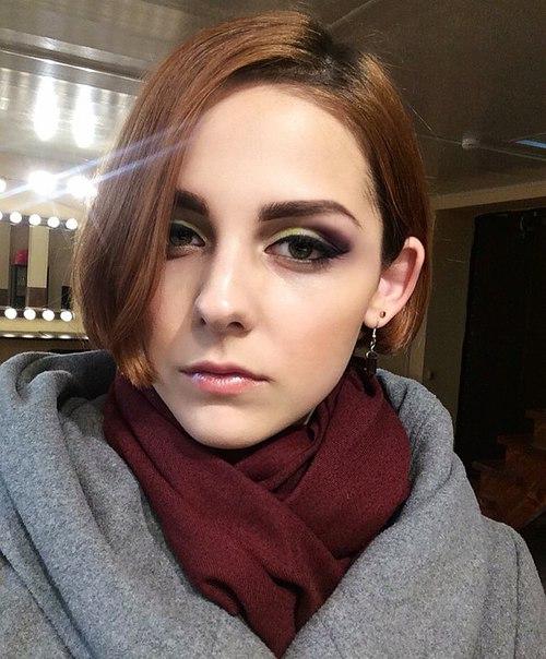 Доброго времени суток, я сертифицированный мастер визажа и стилистики? 01