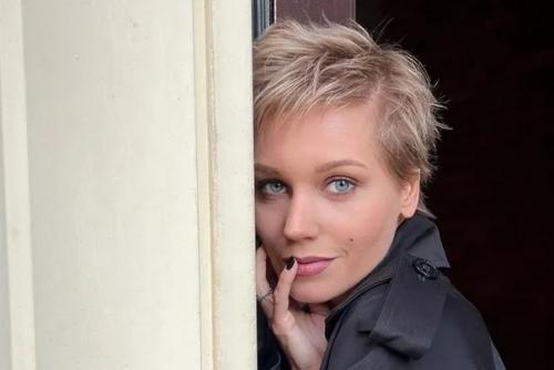 Дизайнер по прическам Джордж ровалс отреагировал на смену имиджа Кристины асмус. 01 Дизайнер по прическам Джордж ровалс отреагировал на смену имиджа Кристины асмус. 01