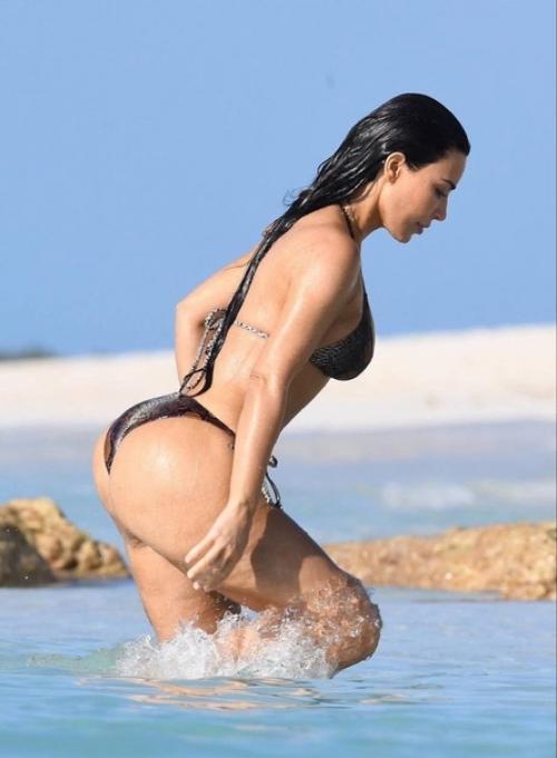 Фигура Ким кардашьян от папарацци, которые она сама заказала и реальное состояние её ягодиц на фото в карусели. 01