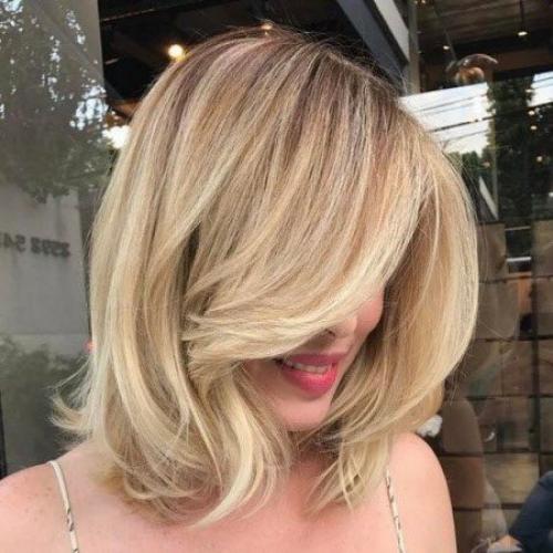 Многослойная стрижка на средние волосы 2022 позволяет сохранить общую длину волос, но в тоже время помогает изменить образ. 02