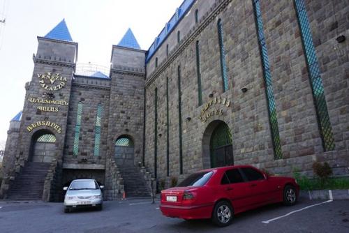 Hat Master в Ереване: перед примеркой головных уборов мы сходили к модному парикмахеру. 01 Hat Master в Ереване: перед примеркой головных уборов мы сходили к модному парикмахеру. 01