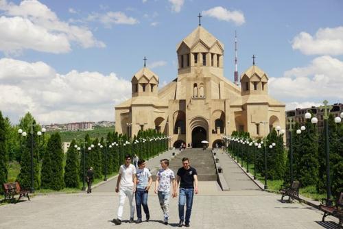 Hat Master в Ереване: перед примеркой головных уборов мы сходили к модному парикмахеру. 09 Hat Master в Ереване: перед примеркой головных уборов мы сходили к модному парикмахеру. 09