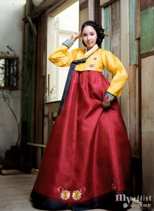 Объемные прически в сочетании с ханбоком чаще всего можно увидеть в исторических фильмах, дорамах, а также на различных мероприятиях и фотосессиях. 09