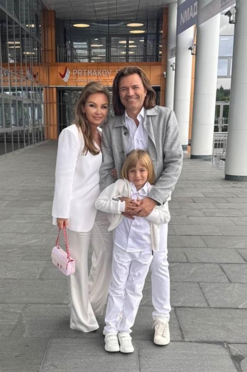 У Леры Кудрявцевой, Дмитрия Маликова, мота и Лауры джугелия выпускной. 01