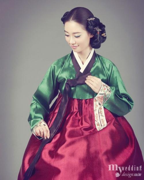 Объемные прически в сочетании с ханбоком чаще всего можно увидеть в исторических фильмах, дорамах, а также на различных мероприятиях и фотосессиях. 06