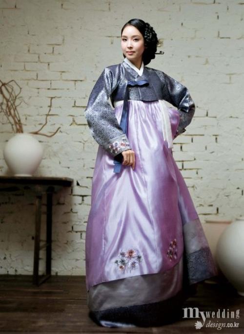 Объемные прически в сочетании с ханбоком чаще всего можно увидеть в исторических фильмах, дорамах, а также на различных мероприятиях и фотосессиях. 07