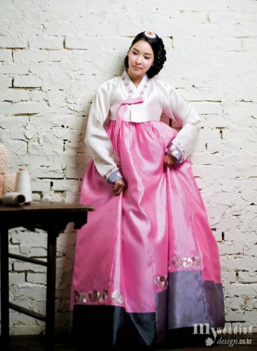 Объемные прически в сочетании с ханбоком чаще всего можно увидеть в исторических фильмах, дорамах, а также на различных мероприятиях и фотосессиях. 08