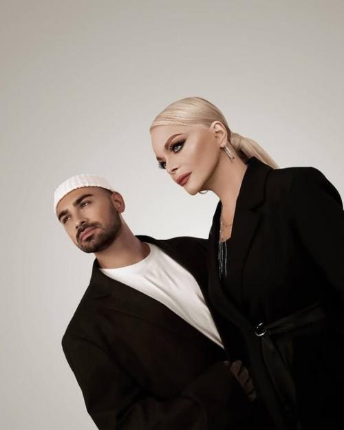 Загадочная история Ларисы долиной - 69-летняя певица на фото выглядит моложе своего коллеги по дуэту, 35-летнего Саши Санта. 01