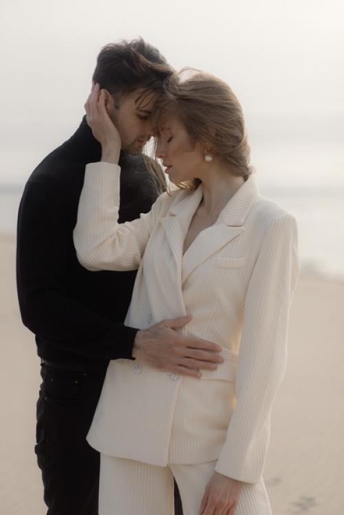 Не режь над лучиной волосы, не порти причёску, милая. 01