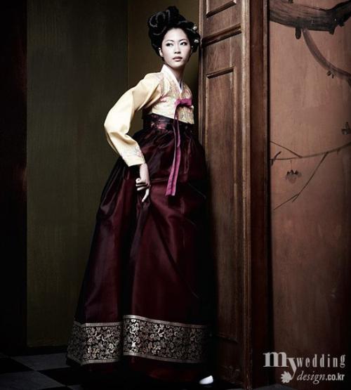 Объемные прически в сочетании с ханбоком чаще всего можно увидеть в исторических фильмах, дорамах, а также на различных мероприятиях и фотосессиях. 05