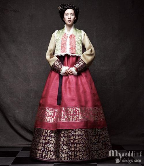 Объемные прически в сочетании с ханбоком чаще всего можно увидеть в исторических фильмах, дорамах, а также на различных мероприятиях и фотосессиях. 03