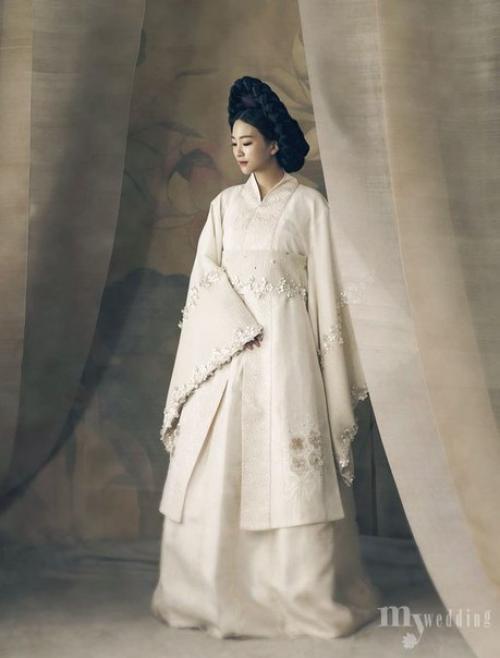 Объемные прически в сочетании с ханбоком чаще всего можно увидеть в исторических фильмах, дорамах, а также на различных мероприятиях и фотосессиях. 02