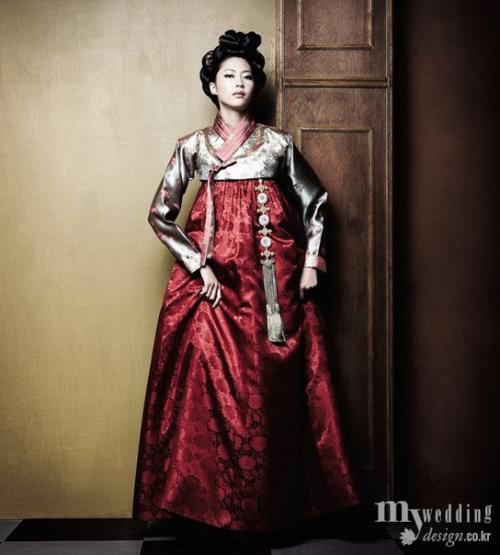 Объемные прически в сочетании с ханбоком чаще всего можно увидеть в исторических фильмах, дорамах, а также на различных мероприятиях и фотосессиях. 04