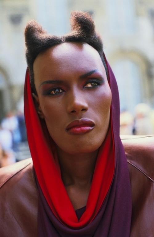 Грейс Джонс - американская модель и певица с необычайно тёмным цветом кожи. 02