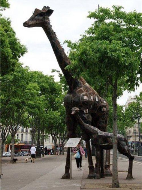 На главной улице Марселя уже несколько лет стоит оригинальная библиотека - буккросинг в виде высокого жирафа с детёнышем. 03 На главной улице Марселя уже несколько лет стоит оригинальная библиотека - буккросинг в виде высокого жирафа с детёнышем. 03
