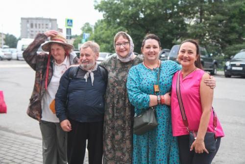 На вокзале развернулось гулянье. 08 На вокзале развернулось гулянье. 08