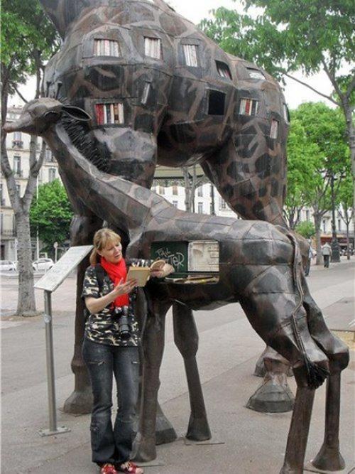 На главной улице Марселя уже несколько лет стоит оригинальная библиотека - буккросинг в виде высокого жирафа с детёнышем. 04 На главной улице Марселя уже несколько лет стоит оригинальная библиотека - буккросинг в виде высокого жирафа с детёнышем. 04