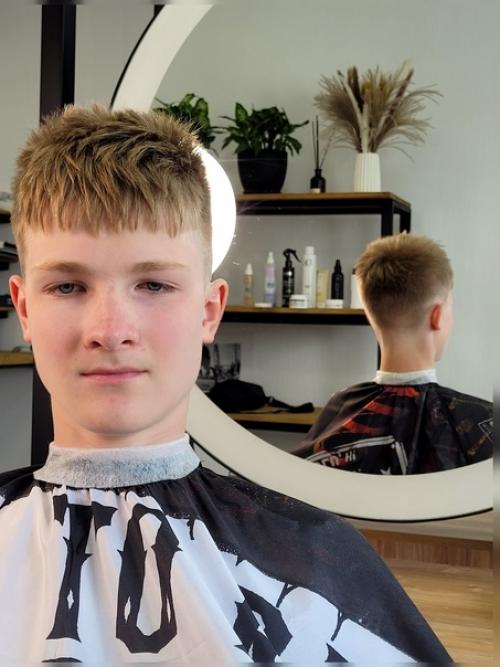 До: моя стрижка после 2 х месяцев ношения, всё отлично отрастает и лежит. 02