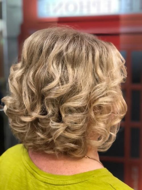 Изящные локоны привлекают внимание, делая обычную стрижку торжественной и праздничной прической. 01