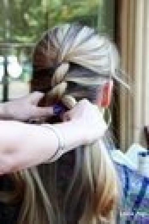 Для начала тщательно мы расчесываем волосы, тем самым подготавливая их к плетению. 08 Для начала тщательно мы расчесываем волосы, тем самым подготавливая их к плетению. 08