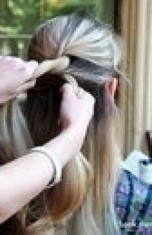 Для начала тщательно мы расчесываем волосы, тем самым подготавливая их к плетению. 05 Для начала тщательно мы расчесываем волосы, тем самым подготавливая их к плетению. 05