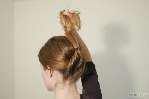 Закрученный пучок волос можно сделать очень быстро, он будет смотреться оригинальнее, чем просто хвостик, и уберёт мешающие волосы с лица и плеч. 01 Закрученный пучок волос можно сделать очень быстро, он будет смотреться оригинальнее, чем просто хвостик, и уберёт мешающие волосы с лица и плеч. 01