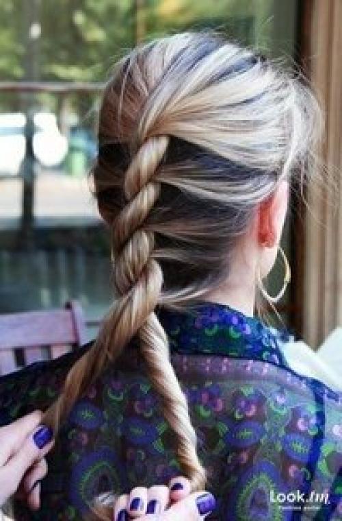 Для начала тщательно мы расчесываем волосы, тем самым подготавливая их к плетению. 04 Для начала тщательно мы расчесываем волосы, тем самым подготавливая их к плетению. 04