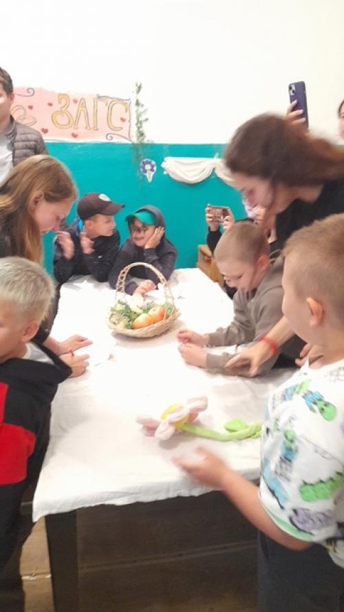 Несмотря на дождь и нудную погоду, Деньги зарабатывать не лень не лень, потому что всё ведь- для народа., и весь вечер - это бизнес - день! 05