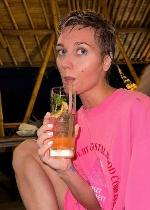 Недавно 36-летняя Кристина асмус сообщила, что покидает социальные сети и виртуальную жизнь. 02