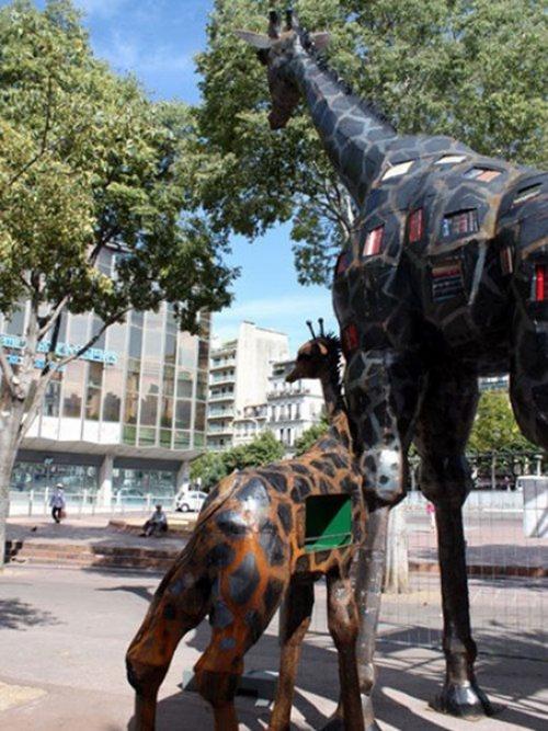 На главной улице Марселя уже несколько лет стоит оригинальная библиотека - буккросинг в виде высокого жирафа с детёнышем. 05 На главной улице Марселя уже несколько лет стоит оригинальная библиотека - буккросинг в виде высокого жирафа с детёнышем. 05