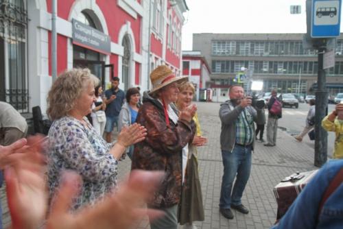 На вокзале развернулось гулянье. 09 На вокзале развернулось гулянье. 09