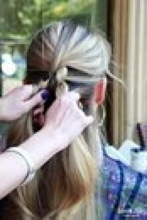 Для начала тщательно мы расчесываем волосы, тем самым подготавливая их к плетению. 06 Для начала тщательно мы расчесываем волосы, тем самым подготавливая их к плетению. 06