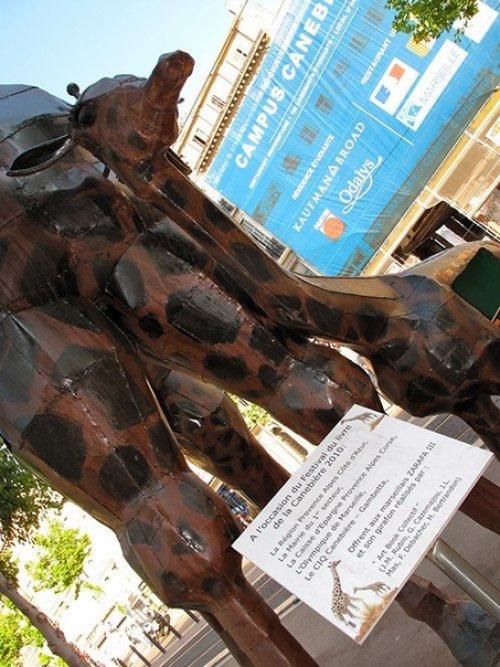 На главной улице Марселя уже несколько лет стоит оригинальная библиотека - буккросинг в виде высокого жирафа с детёнышем. 02 На главной улице Марселя уже несколько лет стоит оригинальная библиотека - буккросинг в виде высокого жирафа с детёнышем. 02