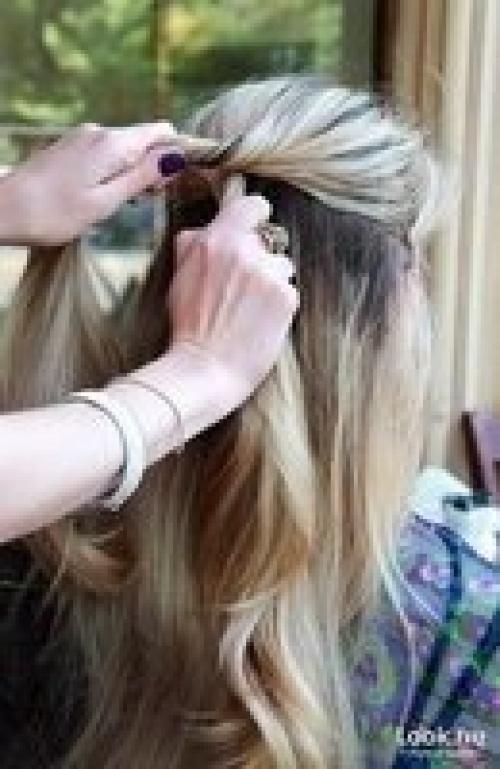Для начала тщательно мы расчесываем волосы, тем самым подготавливая их к плетению. 03 Для начала тщательно мы расчесываем волосы, тем самым подготавливая их к плетению. 03