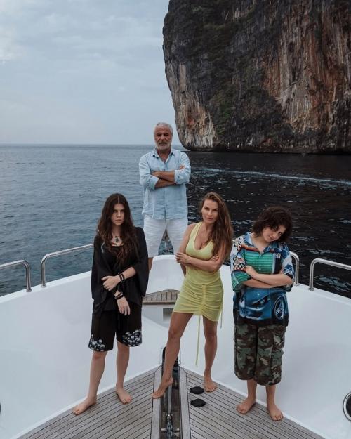 Мои Девчонки.  Сосо павлиашвили делится семейными фото с женой и дочками. 05