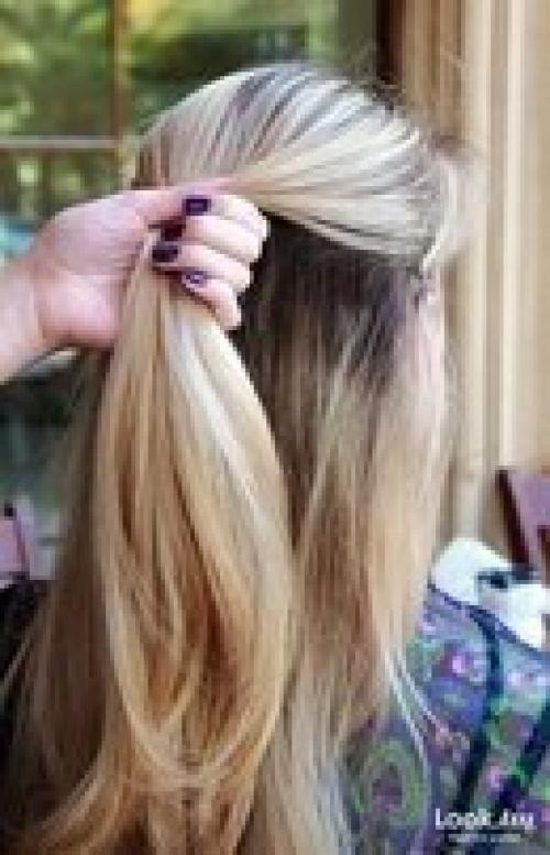 Для начала тщательно мы расчесываем волосы, тем самым подготавливая их к плетению. 02 Для начала тщательно мы расчесываем волосы, тем самым подготавливая их к плетению. 02