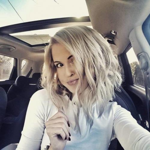 Стрижка боб. Чтобы уложить стрижку боб, вам необходимо нанести на волосы мусс и немного взъерошить прядки руками. 01