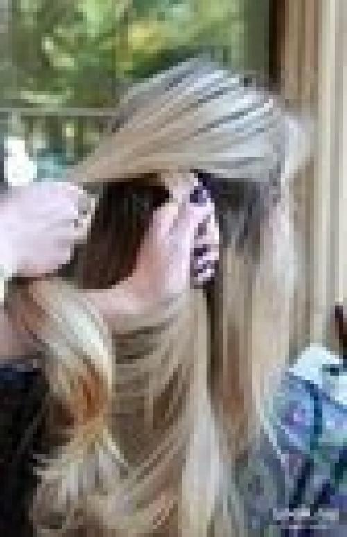 Для начала тщательно мы расчесываем волосы, тем самым подготавливая их к плетению. 01 Для начала тщательно мы расчесываем волосы, тем самым подготавливая их к плетению. 01