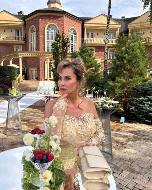 Нереальная красотка, затмила невестку: мама Гарика Харламова в прозрачном платье с золотыми цветами сразила гостей свадьбы сына. 01 Нереальная красотка, затмила невестку: мама Гарика Харламова в прозрачном платье с золотыми цветами сразила гостей свадьбы сына. 01