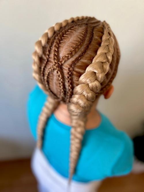 Скоро в школу, у мам много забот, глаз дёргается, а ещё снова вставать, заплетать сонного ребёнка. 05