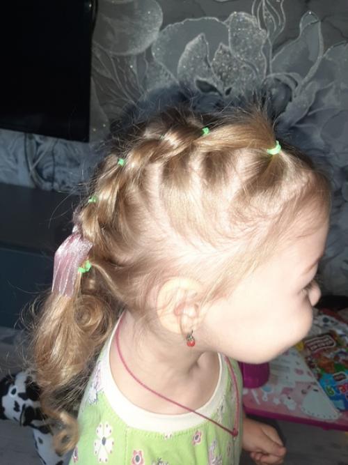 Сделала доче причёску, называется переплёт. 01