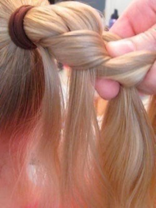 1. сделайте основной конский хвостик в том месте, где пожелаете и завяжите его эластичной резинкой. 01 1. сделайте основной конский хвостик в том месте, где пожелаете и завяжите его эластичной резинкой. 01