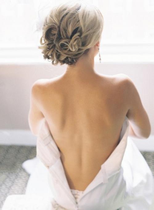 Выбирая свадебную прическу, многие невесты предпочитают романтичным распущенным локонам собранные волосы. 05