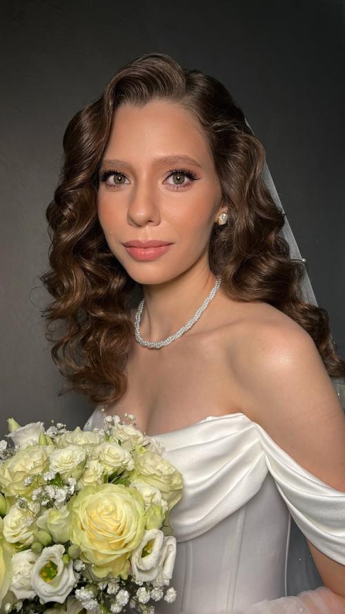 Макияж и прическа на свадьбу играют ключевую роль в создании образа невесты, подчеркивая ее красоту и индивидуальность. 01