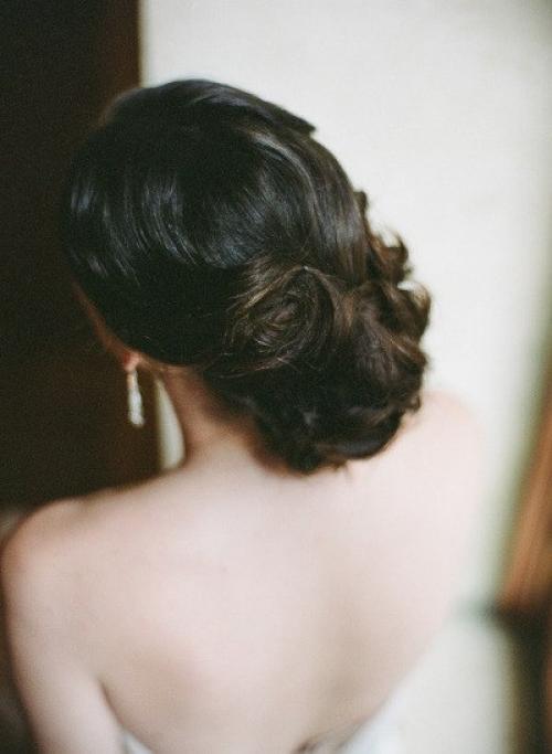 Выбирая свадебную прическу, многие невесты предпочитают романтичным распущенным локонам собранные волосы. 06