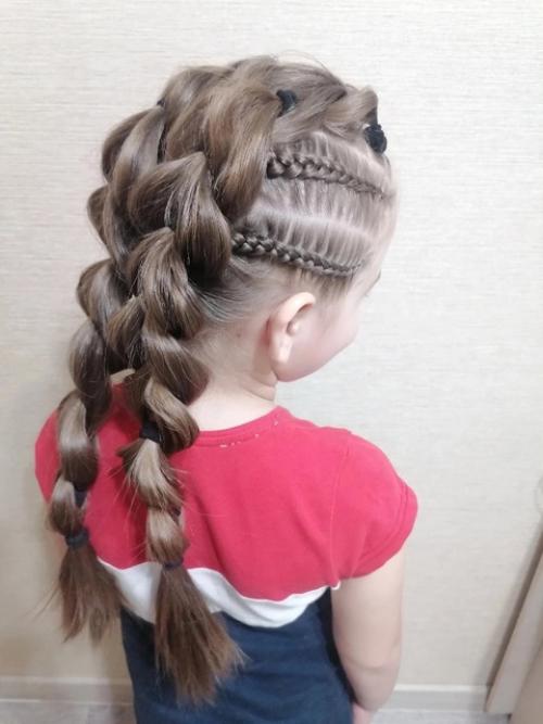 Скоро в школу, у мам много забот, глаз дёргается, а ещё снова вставать, заплетать сонного ребёнка. 03