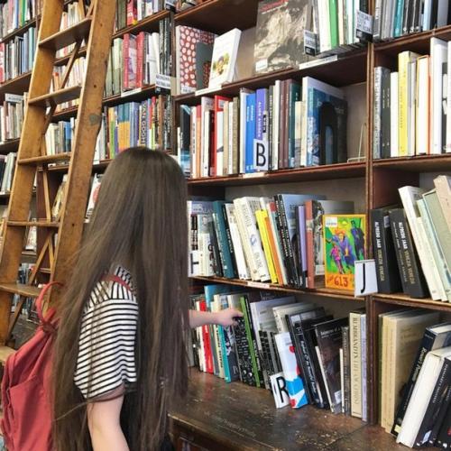 Прически в школу на средние волосы? 01