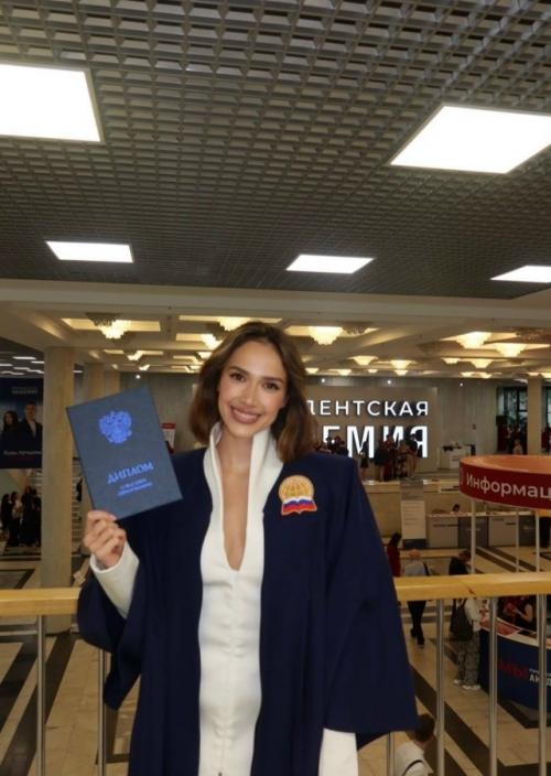 Алина загитова показала фото с выпускного в РАНХиГС.

